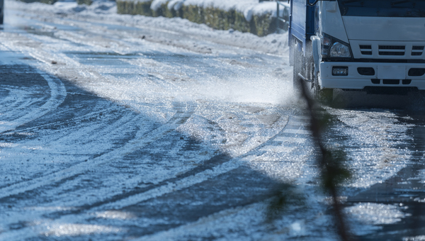 雪道でのトラックの走らせ方