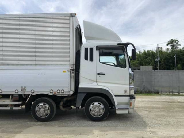 三菱ふそう スーパーグレート低床アルミウイング 積載13.6t（ホワイト