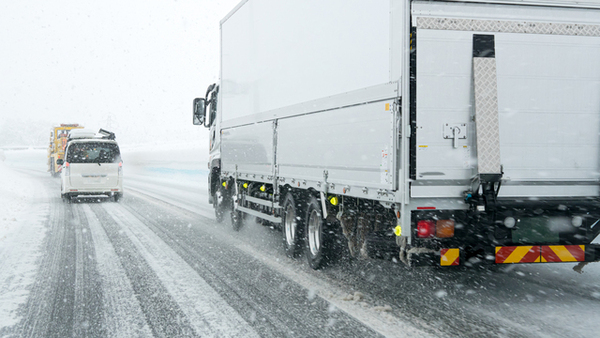 トラックで雪道を安全に走行するために。